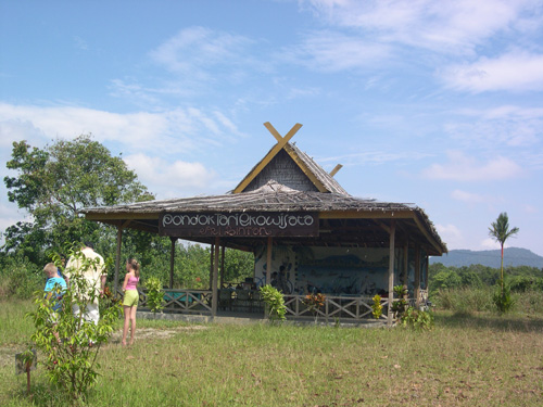 폰독 타리에코위사타(Pondok Tariekowisata) 공연장. 빈탄의 민속춤을 공연한다. 